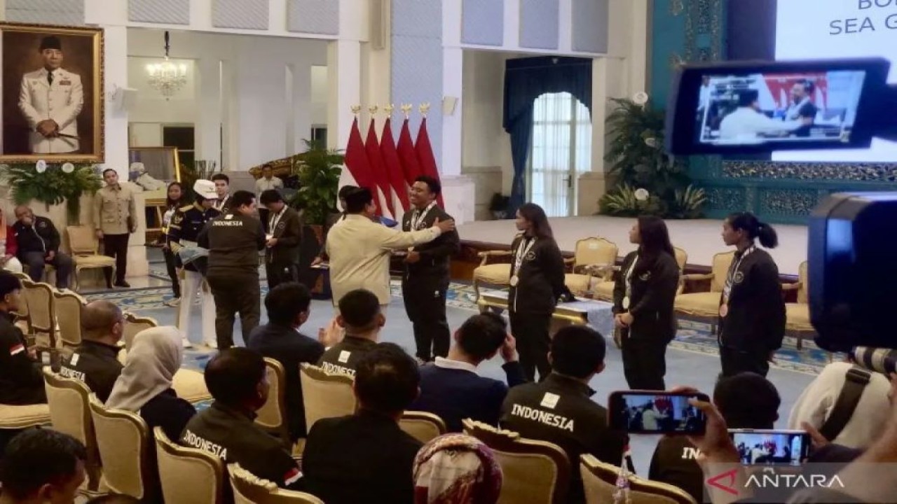 Presiden Prabowo Subianto memberikan bonus secara simbolik kepada perwakilan atlet peraih medali SEA Games Thailand 2025 di Istana Negara, Jakarta, Kamis (8/1/2025). ANTARA/Genta Tenri Mawangi.