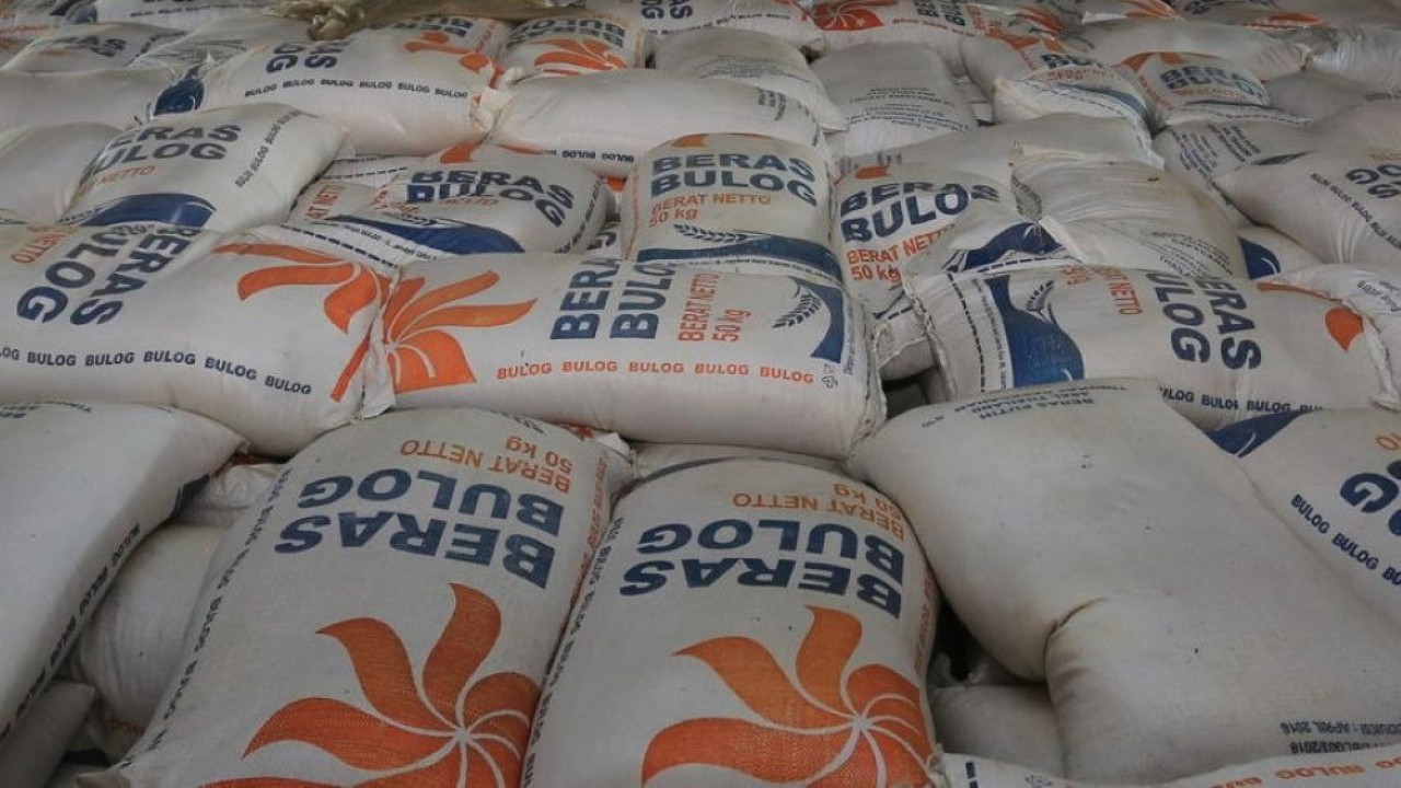 Ilustrasi. Beras BULOG. (Foto: ANTARA FOTO/Syifa Yulinnas/hp)