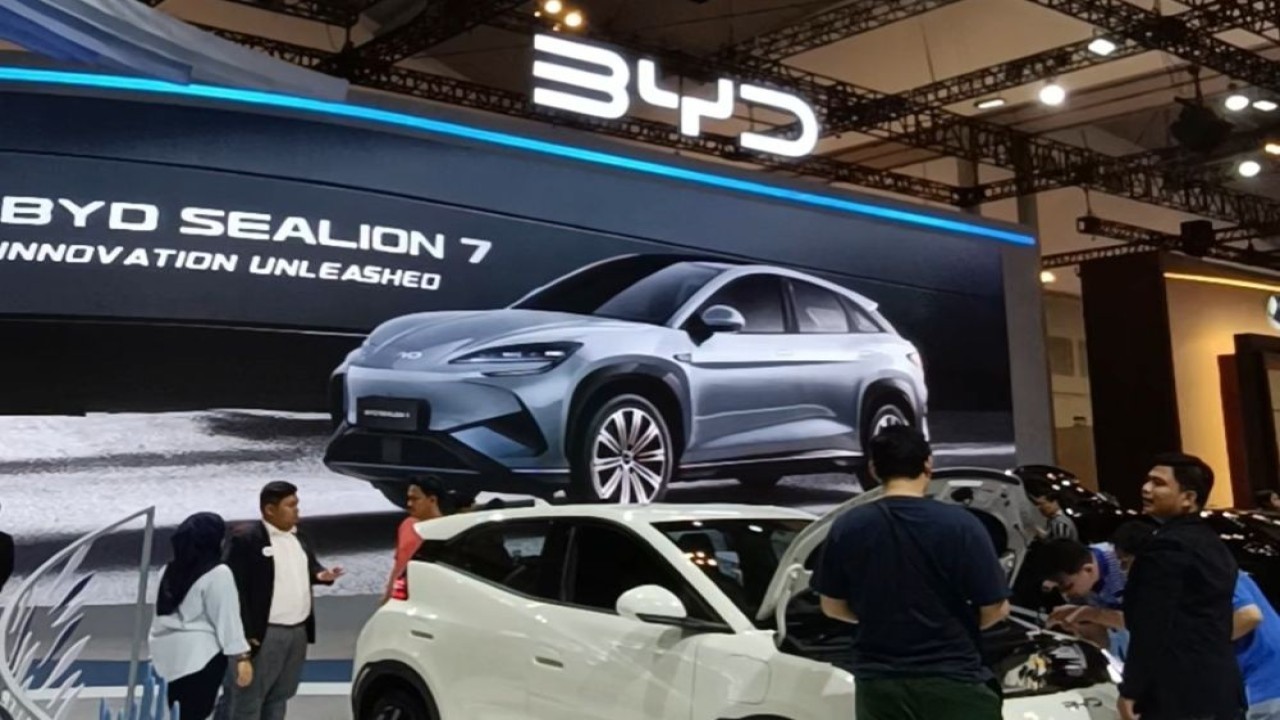 BYD turut berpartisipasi di pameran otomotif GJAW 2025 pada 21-30 November, di ICE BSD City, Tangerang, Banten. (Foto: Adiantoro/NTV)