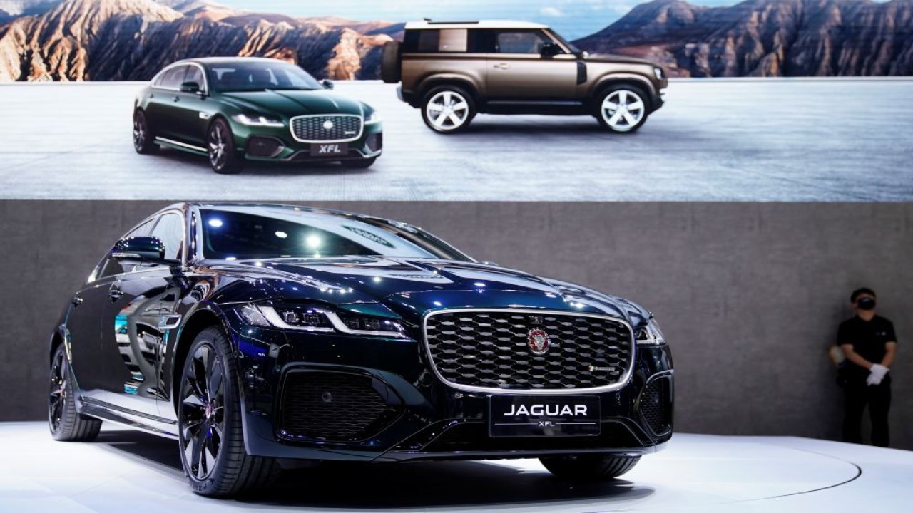 Sebuah kendaraan Jaguar XFL terlihat dipajang di stan Jaguar Land Rover selama hari media untuk pameran Auto Shanghai di Shanghai, China, 19 April 2021. (Foto: Aly Song/Reuters)