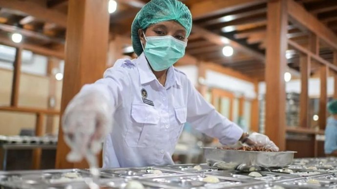 Petugas menyiapkan paket makanan bergizi gratis di Satuan Pelayanan Pemenuhan Gizi (SPPG) Kamalaputi Sumba Timur 2, Kota Waingapu, NTT, Jumat, 18 Juli 2025. ANTARA FOTO/Rivan Awal Lingga/rwa/am. (Antara)