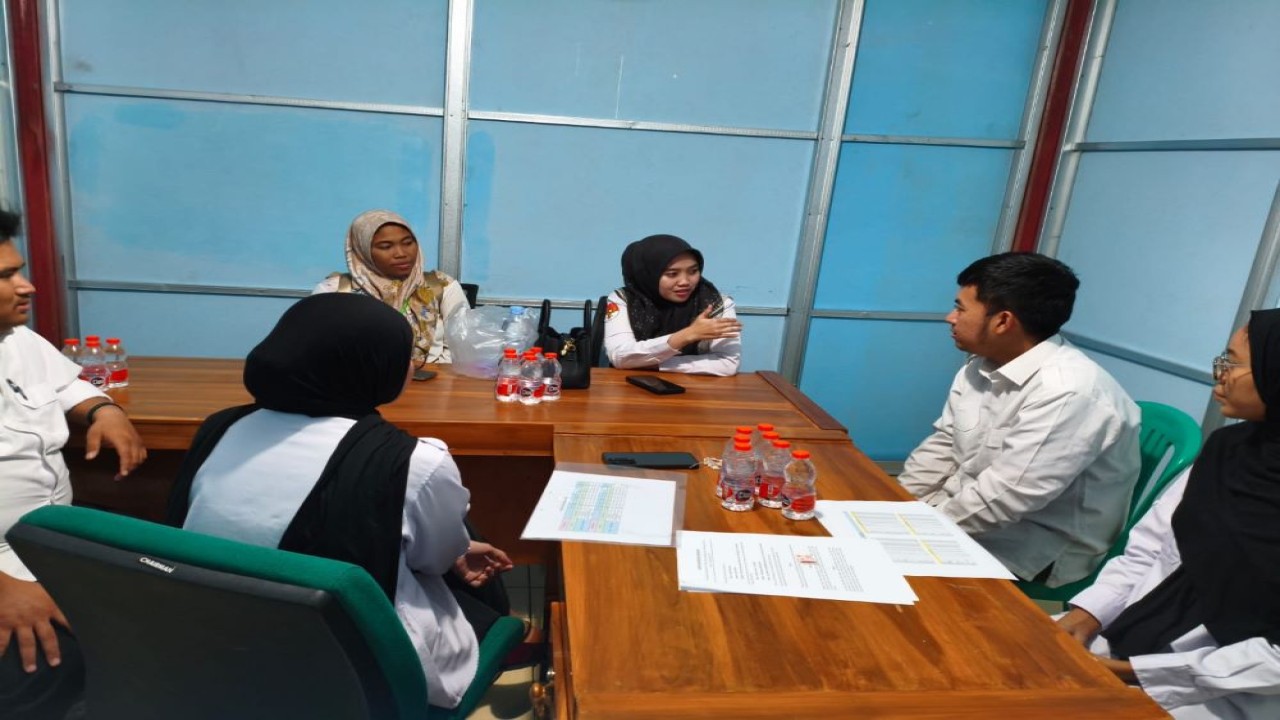 Kepala Satuan Pelayanan Pemenuhan Gizi (SPPG) Kota Bekasi, Kecamatan Mustika Jaya, Mustikasari 4, Ageng Wicaksono, menyampaikan klarifikasi terkait polemik video menu kering Program Makan Bergizi Gratis (MBG) yang sempat viral di media sosial/ist