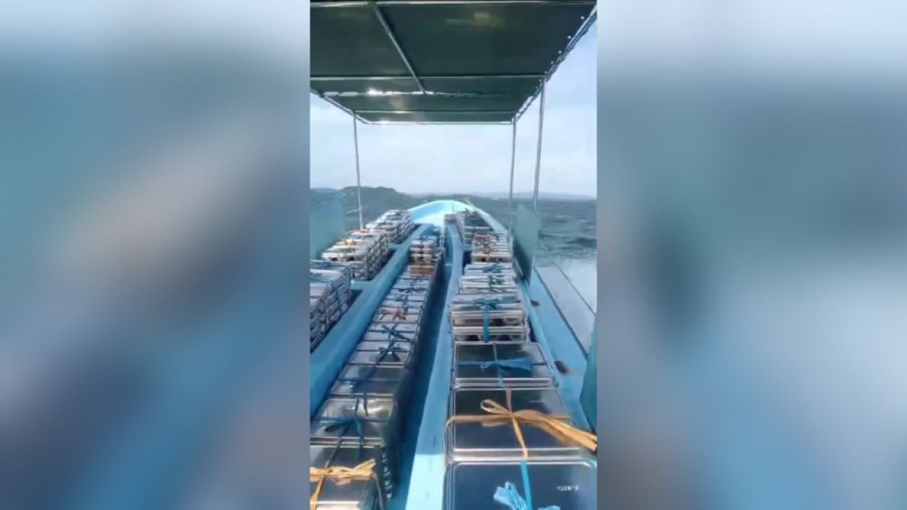 Satuan Pelayanan Program Gizi (SPPG) Asey Besar menggunakan kapal cepat untuk mendistribusikan MBG di wilayah Sentani Timur, Kabupaten Jayapura, Papua (Istimewa)