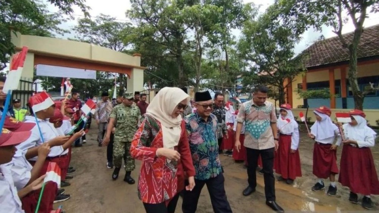 Menteri Pendidikan Dasar dan Menengah (Mendikdasmen) RI Abdul Mu'ti didampingi Bupati Demak Eisti'anah saat menuju tempat peresmian program revitalisasi SD Negeri 2 Wonorejo, Kecamatan Karanganyar, Kabupaten Demak, Jawa Tengah, (Sabtu 3/1/2026). (Foto: ANTARA/Akhmad Nazaruddin Lathif)