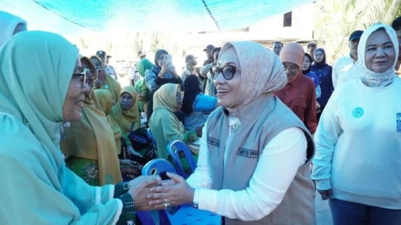 Menteri Pemberdayaan Perempuan dan Perlindungan Anak (PPPA) Arifah Fauzi bersalaman dengan warga di lokasi pengungsian korban banjir di Jalan Alur Pakis, Desa Harapan Makmur, Kecamatan Sei Lepan, Kabupaten Langkat, Sumatra Utara. (Foto: ANTARA/HO-KemenPPPA)