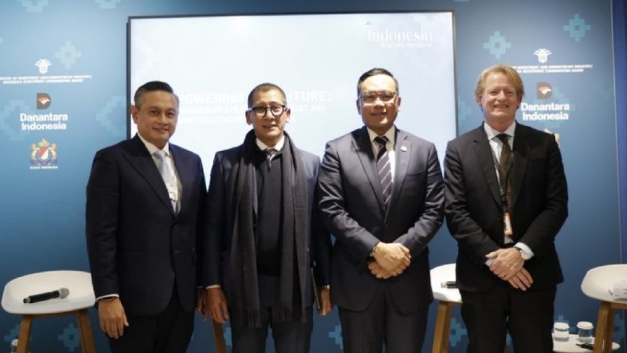 Simon Aloysius Mantiri selaku Direktur Utama PT Pertamina (Persero), Bernard Riedo selaku Presiden Direktur RGE Indonesia, serta Azis Armand selaku Presiden Direktur Indika Energy dan Jon Moore, CEO BloombergNEF.