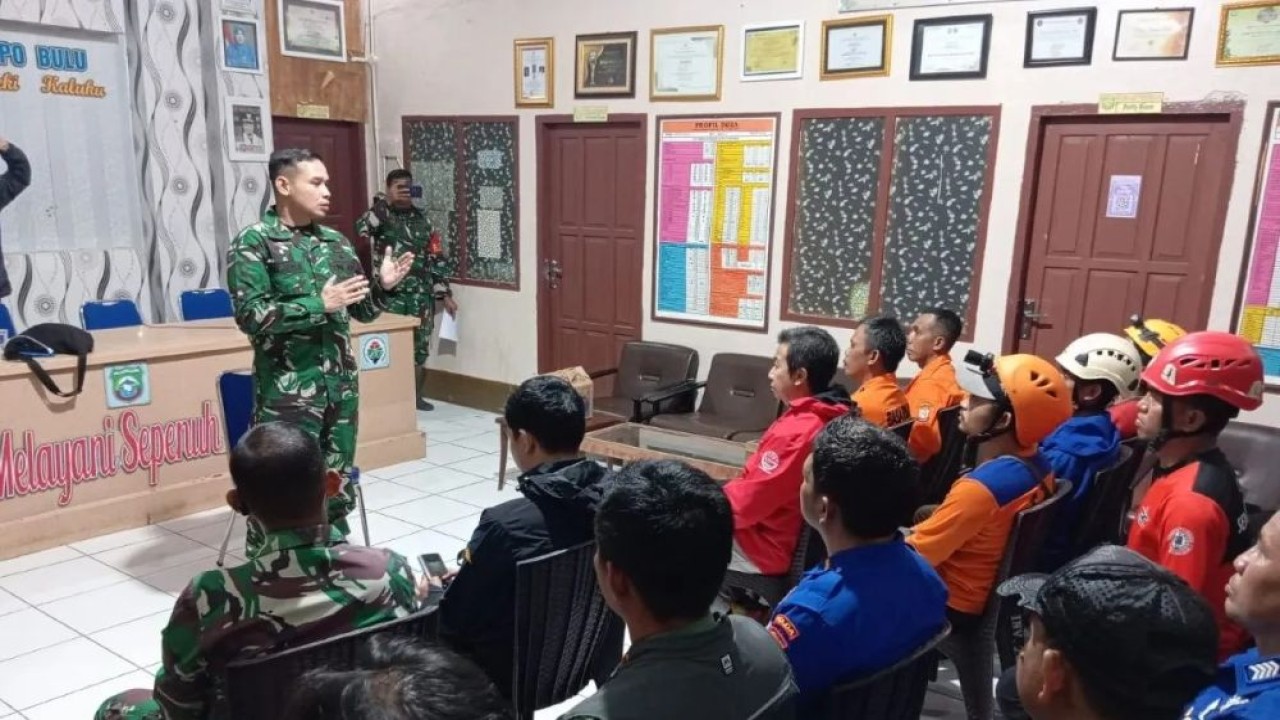 Rapat persiapan operasi pencarian pesawat ATR 42-500 rute Yogyakarta-Makassar di Pangkep, Sulsel, Sabtu malam (17/01/2026). (Foto: ANTARA/HO-Humas Pemkot Makassar)