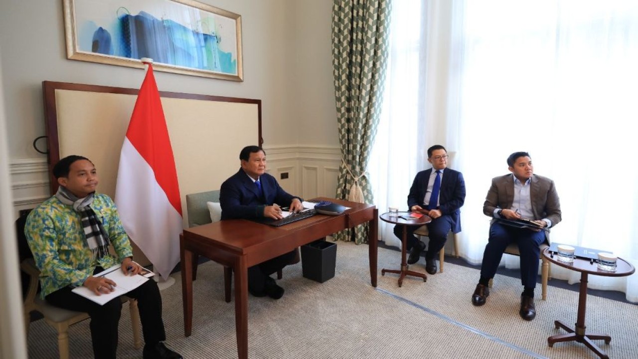 Presiden RI Prabowo Subianto menggelar rapat terbatas melalui konferensi video untuk membahas perkembangan kerja Satuan Tugas Penertiban Kawasan Hutan (Satgas PKH) pada Senin (19/1) waktu setempat. Rapat ini digelar di sela lawatan Prabowo ke London, (Dok)