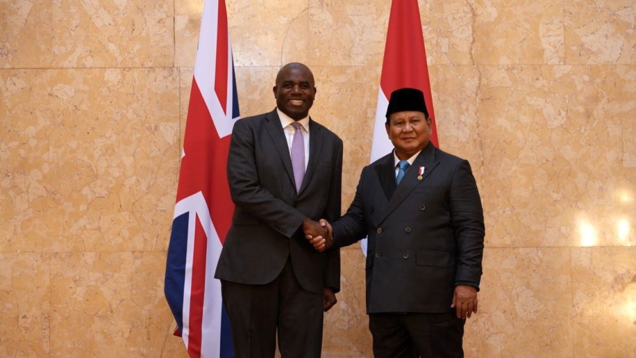Presiden Prabowo tampil dengan peci hitam khas Nusantara simbol kebanggaan masyarakat Indonesia  di Lancaster House, London