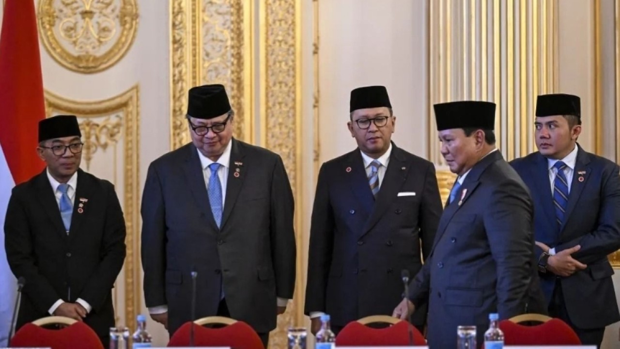 Presiden Prabowo Subianto (kiri) berbincang dengan Duta Inggris untuk Pendidikan Internasional Sir Steve Smith (kedua kanan) usai menggelar pertemuan dengan Russell Group di Lancaster House di London, Inggris, Selasa, 20 Januari 2026. (Antara)