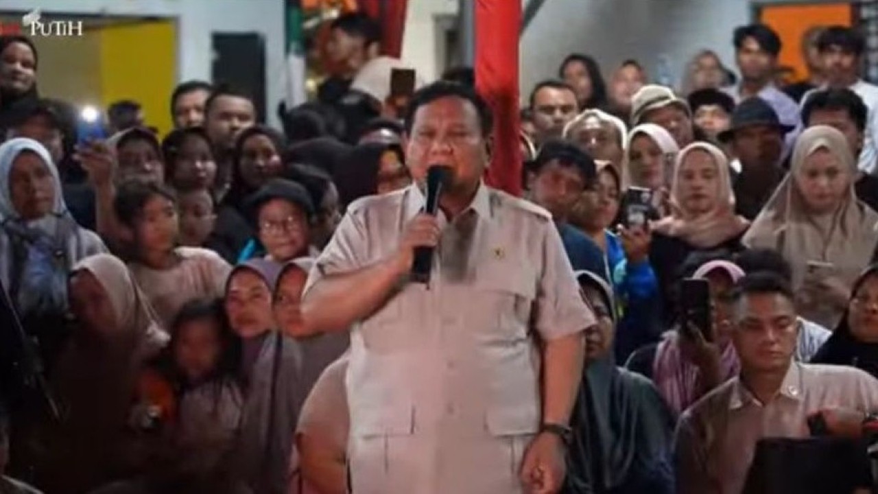 Presiden Prabowo Subianto merayakan malam pergantian tahun 2026 bersama warga pengungsi terdampak bencana di Desa Batu Hula, Kecamatan Batang Toru, Kabupaten Tapanuli Selatan, Sumatra Utara. (Foto: Istimewa)