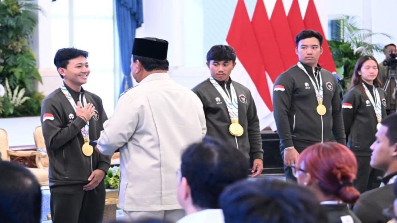 Presiden Prabowo menyerahkan bonus bagi atlet peraih medali SEA Games ke-33 Thailand, di Istana Negara, Kamis (8/1/2026). (Foto: BPMI Setpres)