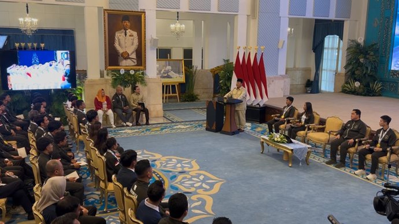 Presiden Prabowo Subianto memberikan bonus ke Atlet SEA Games 2025 di Istana Negara. (Foto: NTVnews)