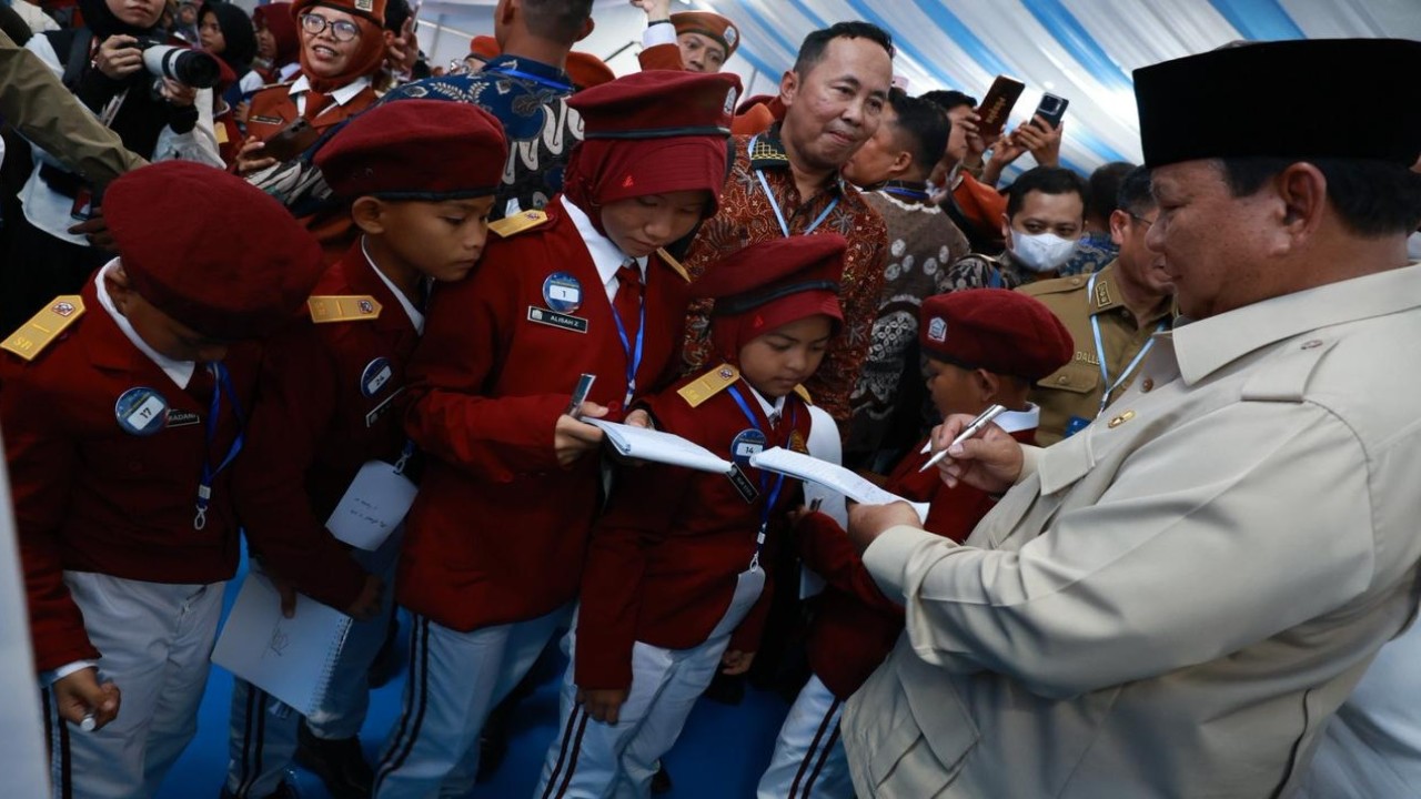 Presiden Prabowo Subianto tiba di Sekolah Rakyat Terpadu (SRT) 9 Balai Besar Pendidikan dan Pelatihan Kesejahteraan Sosial (BBPPKS), Banjarbaru, Kalimantan Selatan pada Senin (12/1/2026), pukul 11.24 WITA. (Foto: Istimewa)