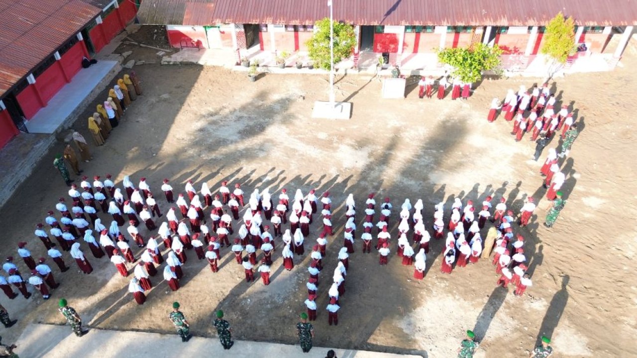 Para siswa, guru, dan personel TNI menggelar upacara bendera di halaman sekolah SDN 101305 Bandar Tarutung. (Foto: Dok/Istimewa)