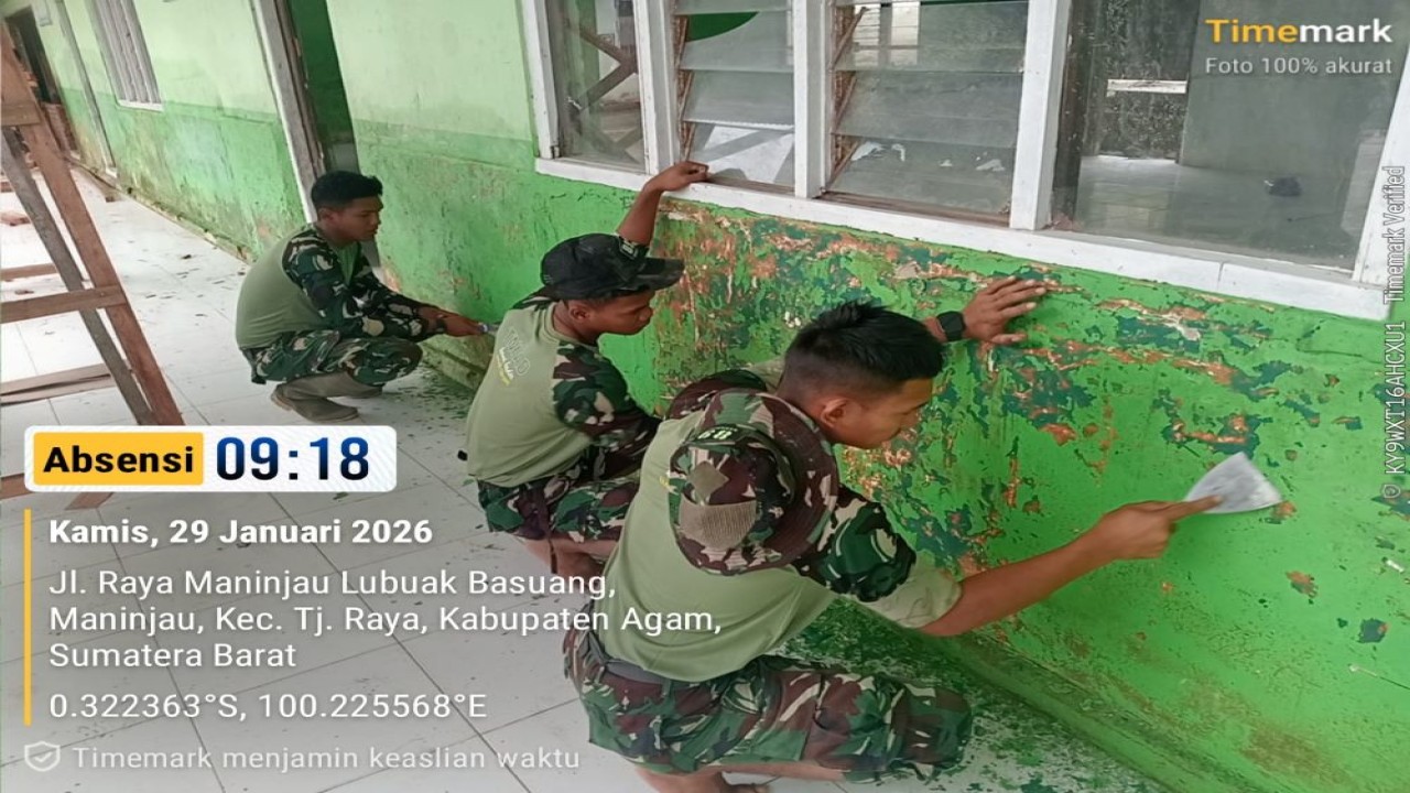 Prajurit TNI dari Kodam XX/Tuanku Imam Bonjol membersihkan dan merevitalisasi sejumlah sekolah dan pesantren yang terdampak bencana. (Istimewa)