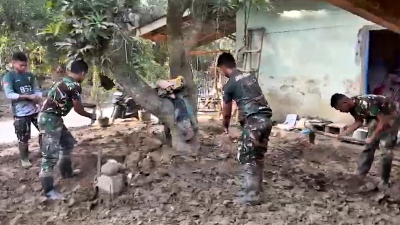 TNI gencar bersihkan rumah lansia pascabanjir di Aceh Tamiang dan Pidie Jaya.