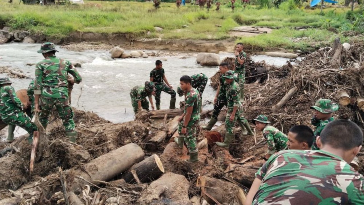 Pemulihan pascabencana banjir dan tanah longsor terus dipercepat melalui kerja lapangan yang dilakukan oleh TNI-Polri pada Kamis (29/1/2026). (Foto: Dok/Istimewa)