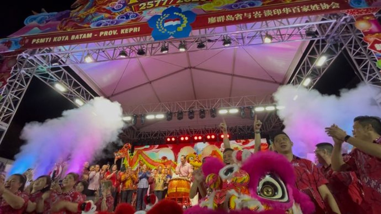 Menteri Koordinator Bidang Infrastruktur dan Pembangunan Kewilayahan, Agus Harimurti Yudhoyono (AHY), menghadiri perayaan Malam Puncak Tahun Baru Imlek 2577 di kawasan Nagoya, Kota Batam, Kepulauan Riau (NTVnews/ Deddy Setiawan)