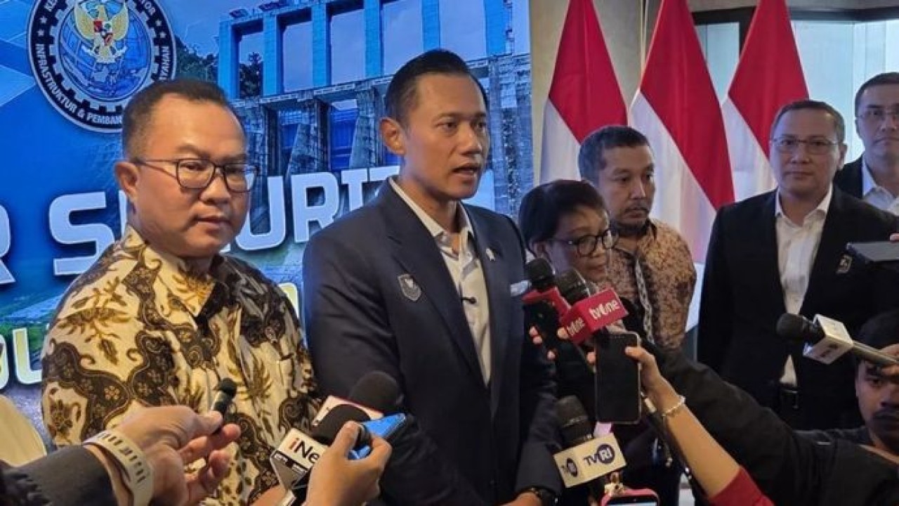 (Kiri-kanan) Kepala Badan Riset dan Inovasi Nasional (BRIN) Arif Satria, Menteri Koordinator Bidang Infrastruktur dan Pembangunan Kewilayahan Agus Harimurti Yudhoyono (AHY), Utusan Khusus Sekretaris Jenderal Perserikatan Bangsa-Bangsa (PBB) untuk Isu Air Retno Marsudi dalam Water Townhall Meeting di Jakarta, Selasa, 24 Februari 2026. ANTARA/Bayu Saputra. (Antara)