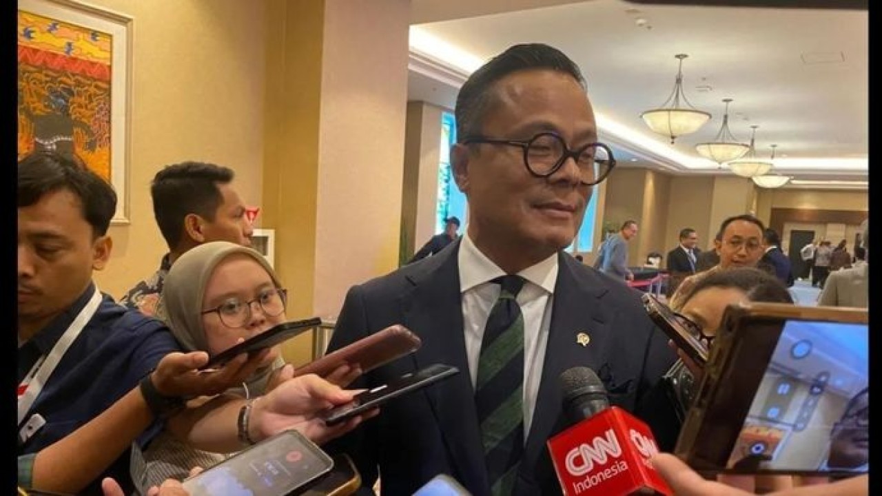 Chief Operating Officer (COO) Danantara Indonesia Dony Oskaria diwawancara cegat di sela Indonesia Economic Outlook 2026 di Wisma Danantara Jakarta, Jumat, 13 Februari 2026. (ANTARA/ Muhammad Heriyanto) (Antara)