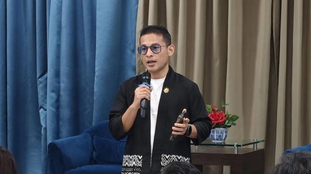 Tenaga Ahli Utama Badan Komunikasi Pemerintah RI (Bakom RI) Fithra Faisal Hastiadi menjawab pertanyaan wartawan di Gedung Kwarnas Gerakan Pramuka, Gambir, Jakarta Pusat, Rabu 25 Februari 2026. (ANTARA/Fathur Rochman) (Antara)