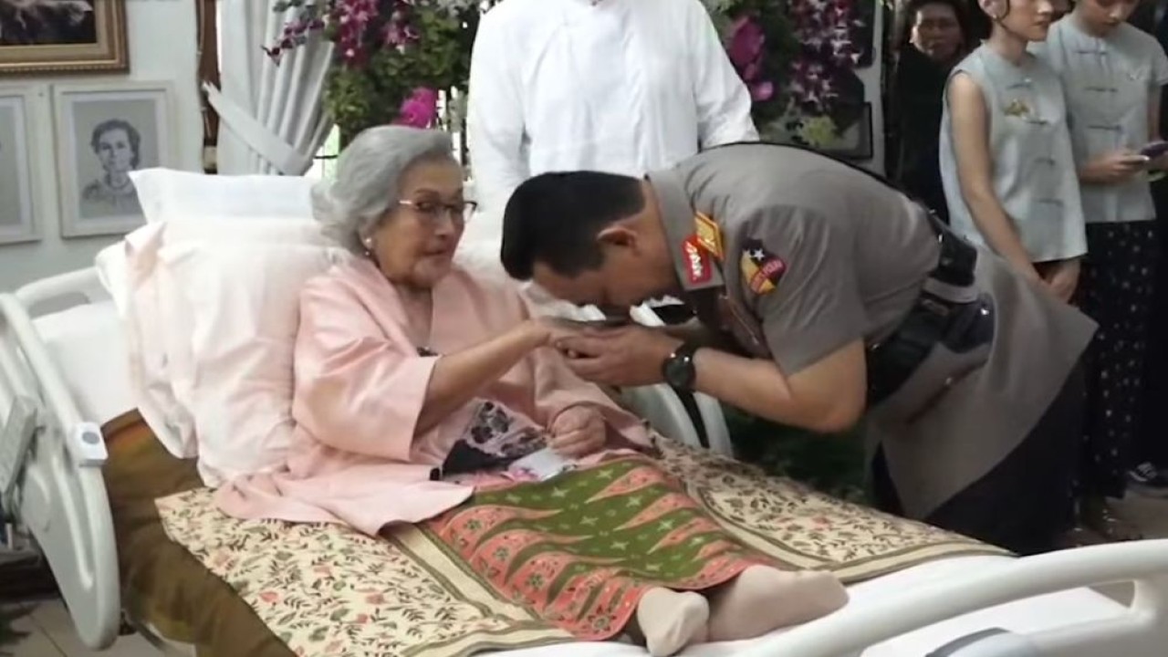 Meriyati Hoegeng (Eyang Meri), istri almarhum Jenderal (Purn) Hoegeng Iman Santoso, meninggal dunia pada usia 100 tahun. (Foto: Tangkapan layar YouTube)