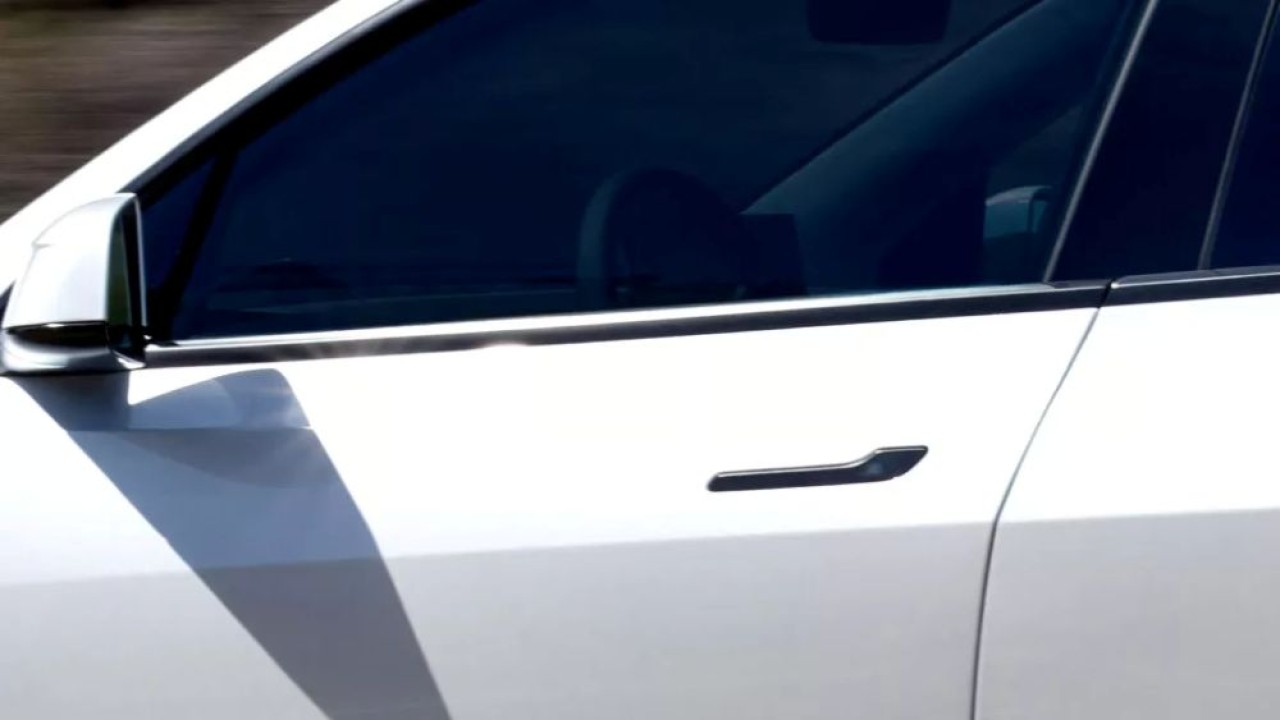 Ilustrasi. China resmi melarang gagang pintu elektrik mobil listrik mulai 2027. (Foto: Istimewa via Carscoops)