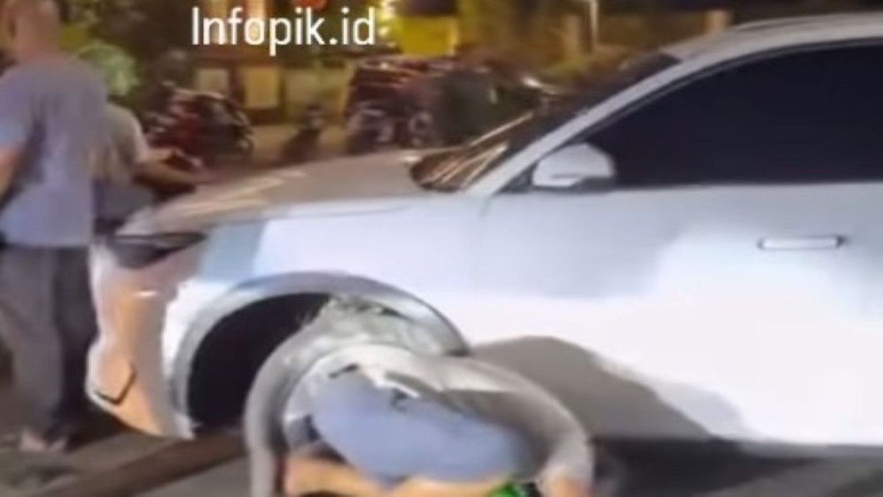 Mobil listrik yang diduga merupakan Geely EX5 mengalami patah as roda. (Foto: Tangkapan layar Instagram @infokpik.id)