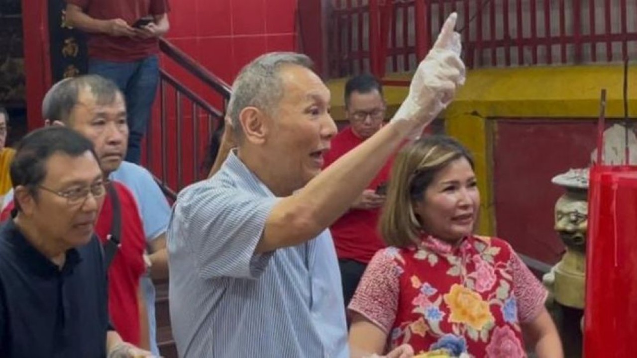 Mohammad Jusuf Hamka atau yang akrab disapa Babah Alun bersama sejumlah warga etnis Tionghoa, termasuk para pedagang Tanah Abang memberikan makanan berbuka puasa. (Ntvnews.id-Muslimin Trisyuliono)