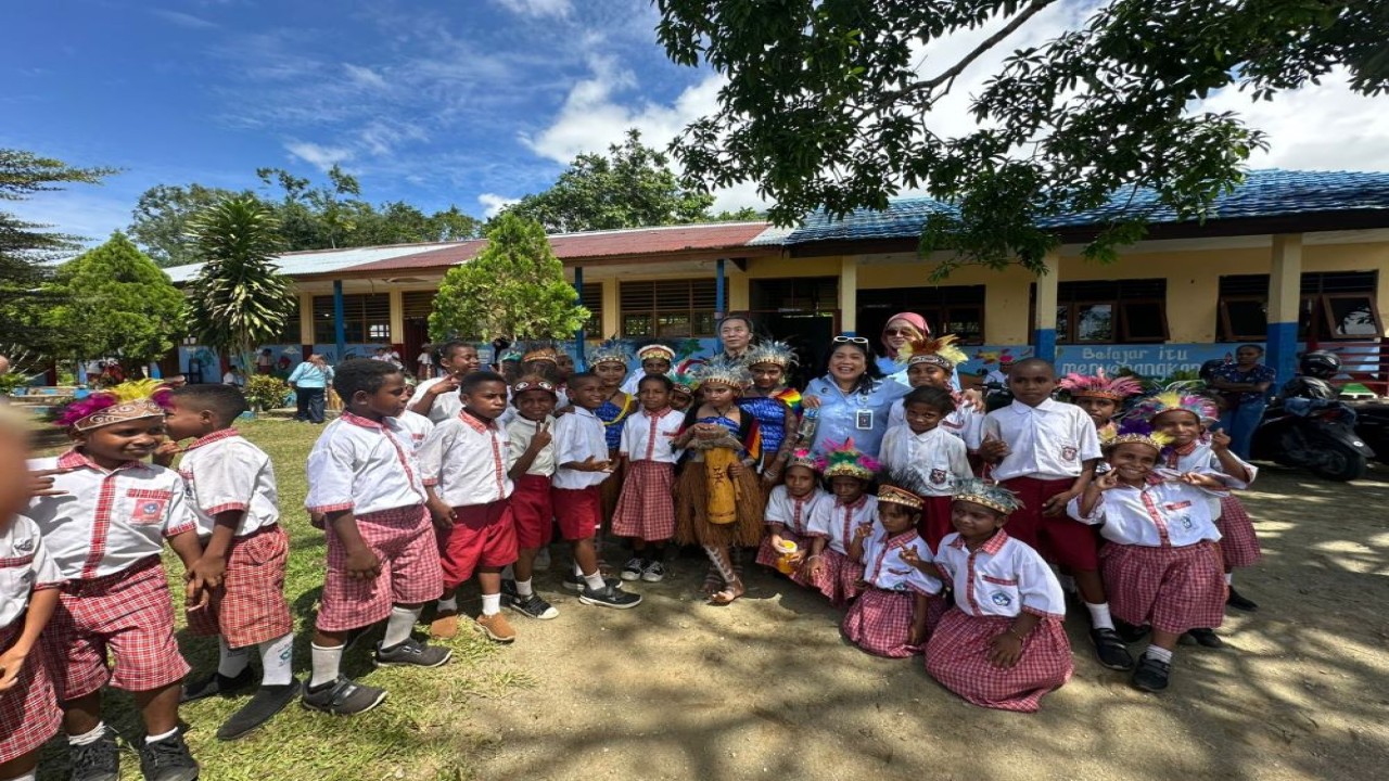 Perwakilan UNICEF di Indonesia, Maniza Zaman bersama para siswa di Jayapura, Papua (Istimewa)
