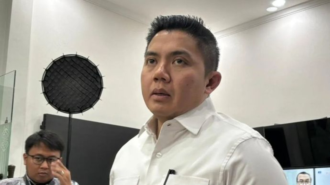 Sekretaris Kabinet Teddy Indra Wijaya memberikan pernyataan pers di Kompleks Istana Kepresidenan, Jakarta, Jumat, 27 Februari 2026. ANTARA/Mentari Dwi Gayati. (Antara)