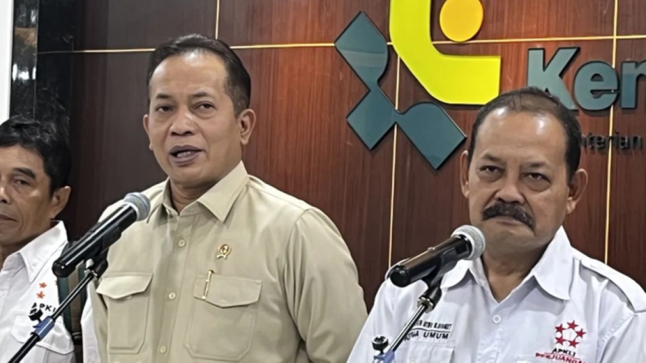 Menteri Koperasi (Menkop) Ferry Juliantono (kiri) dan Ketua Umum APKLI Perjuangan Ali Mahsun (kanan) memberikan pernyataan pers di Kementerian Koperasi (Kemekop) RI, Jakarta, Kamis 26 Februari 2026. (Foto: ANTARA/Arnidhya Nur Zhafira)