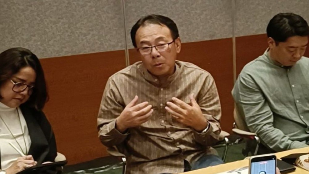 Presiden Direktur PT Mitsubishi Motors Krama Yudha Sales Indonesia (MMKSI), Atsushi Kurita (tengah). (Foto: Adiantoro/NTV)