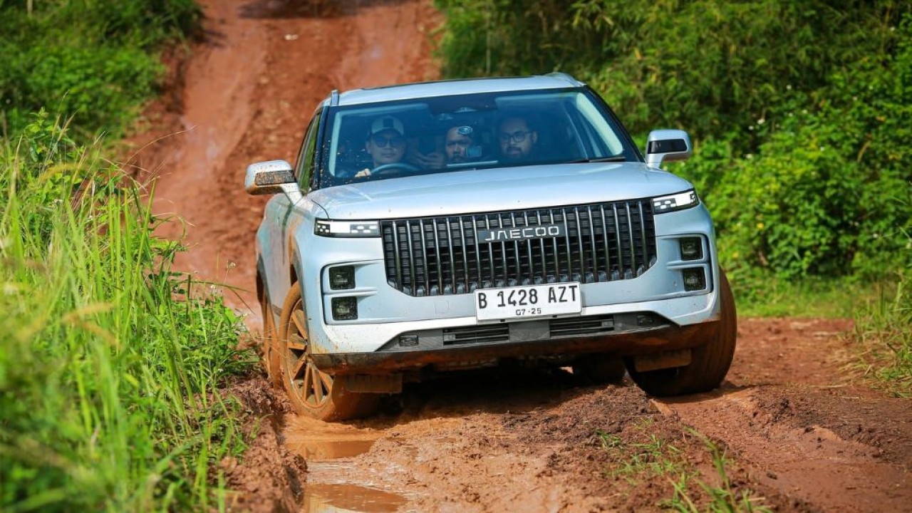 JAECOO J7 SHS-P melintasi jalur off-road. (Foto: Dok/Istimewa)