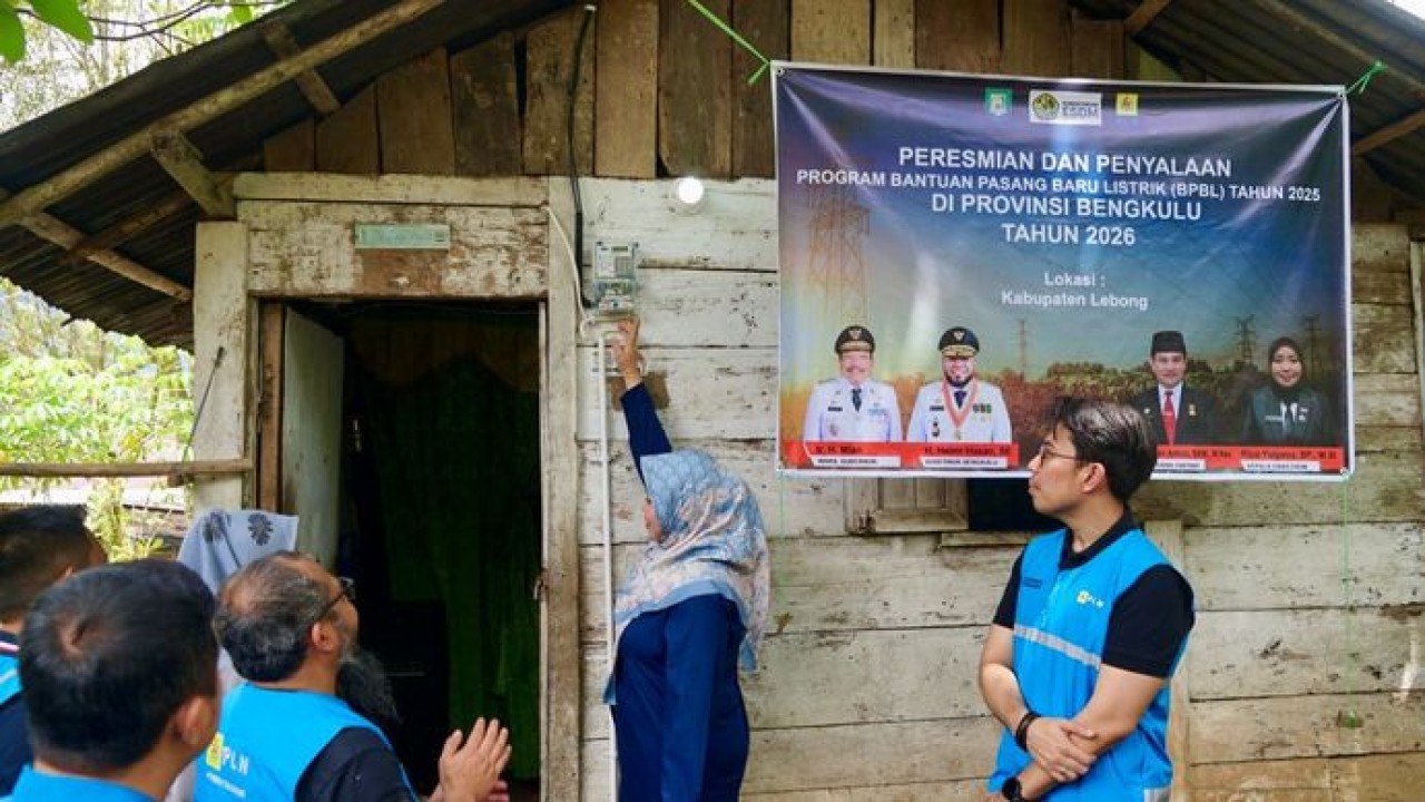 Simbolis penyalaan listrik di salah satu rumah penerima manfaat program BPBL di Kabupaten Lebong, Bengkulu oleh Kepala Dinas ESDM Provinsi Bengkulu, Rico Yulyana (kedua dari kanan) pada Sabtu, 7 Februari 2026. (PLN)