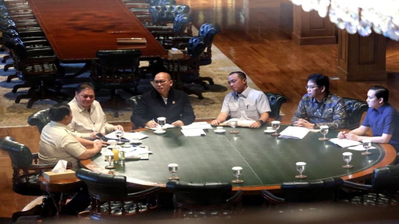 Presiden Republik Indonesia Prabowo Subianto memanggil sejumlah menteri ke kediaman pribadinya di Hambalang, Bogor, Minggu (15/2). (Istimewa)