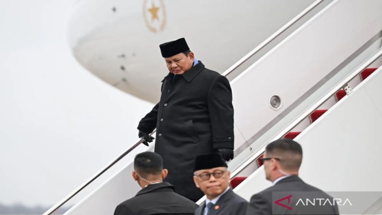 Presiden Prabowo Subianto turun dari pesawat setibanya di Pangkalan Militer Andrews, Washington DC, Amerika Serikat, Selasa (17/2/2026). Kunjungan Presiden Prabowo Subianto tersebut untuk melakukan pertemuan bilateral dengan Presiden Amerika Serikat, Donald Trump sekaligus menghadiri pertemuan perdana Board of Peace. ANTARA FOTO/Hafidz Mubarak A/wpa.