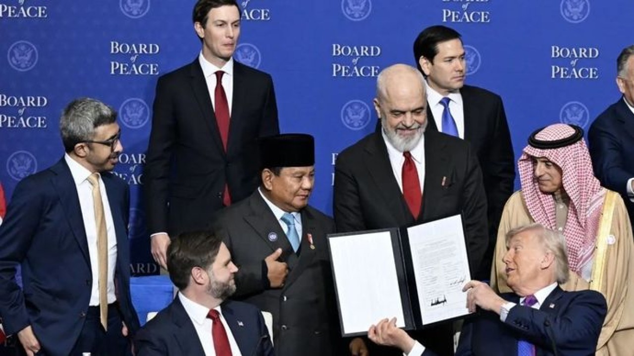 Presiden Prabowo Subianto (keempat kiri) berbincang dengan Presiden Amerika Serikat Donald Trump (ketiga kanan) saat KTT Dewan Perdamaian (BoP) di Donald J. Trump US Institute of Peace, Washington DC, Amerika Serikat, Kamis, 19 Februari 2026. Pada KT (Antara)