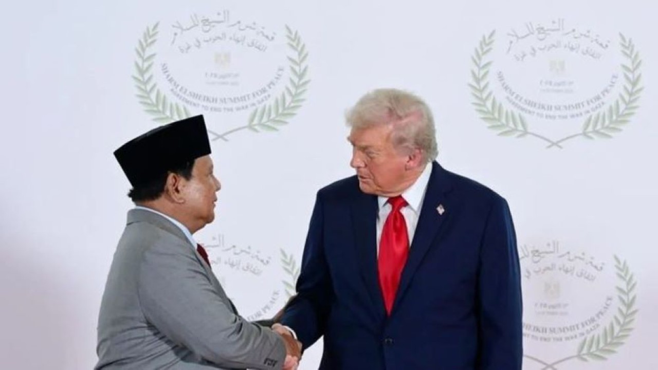 Arsip - Presiden RI Prabowo Subianto berjabat tangan dengan Presiden Trump pada saat sesi foto Konferensi Tingkat Tinggi (KTT) Sharm el-Sheikh untuk Perdamaian di Gaza, Palestina, di Kota Sharm el-Sheikh, Mesir, Senin, 13 Oktober 2025. (ANTARA/HO-Bir (Antara)
