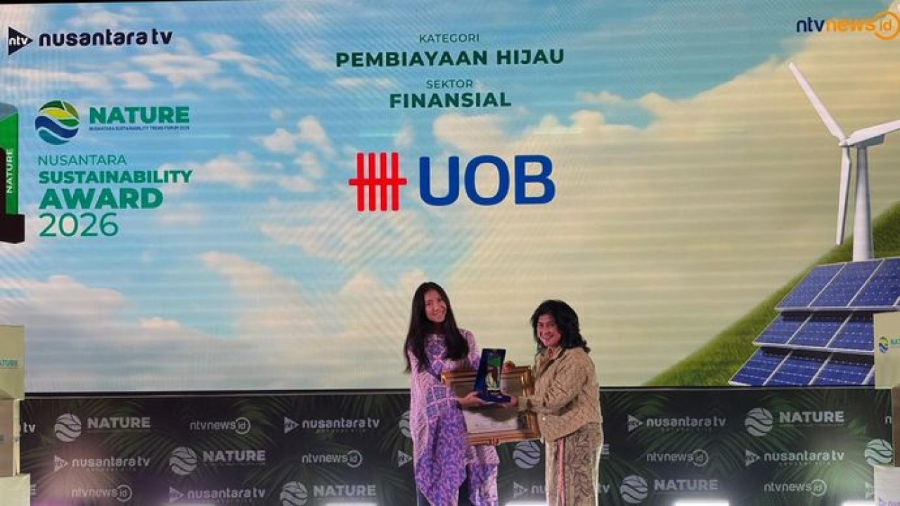 Chelsea Monacella, Sustainability Head UOB Indonesia menerima penghargaan yang diserahkan oleh perwakilan Manajemen Nusantara TV Alda (Ntvnews/Dedi)