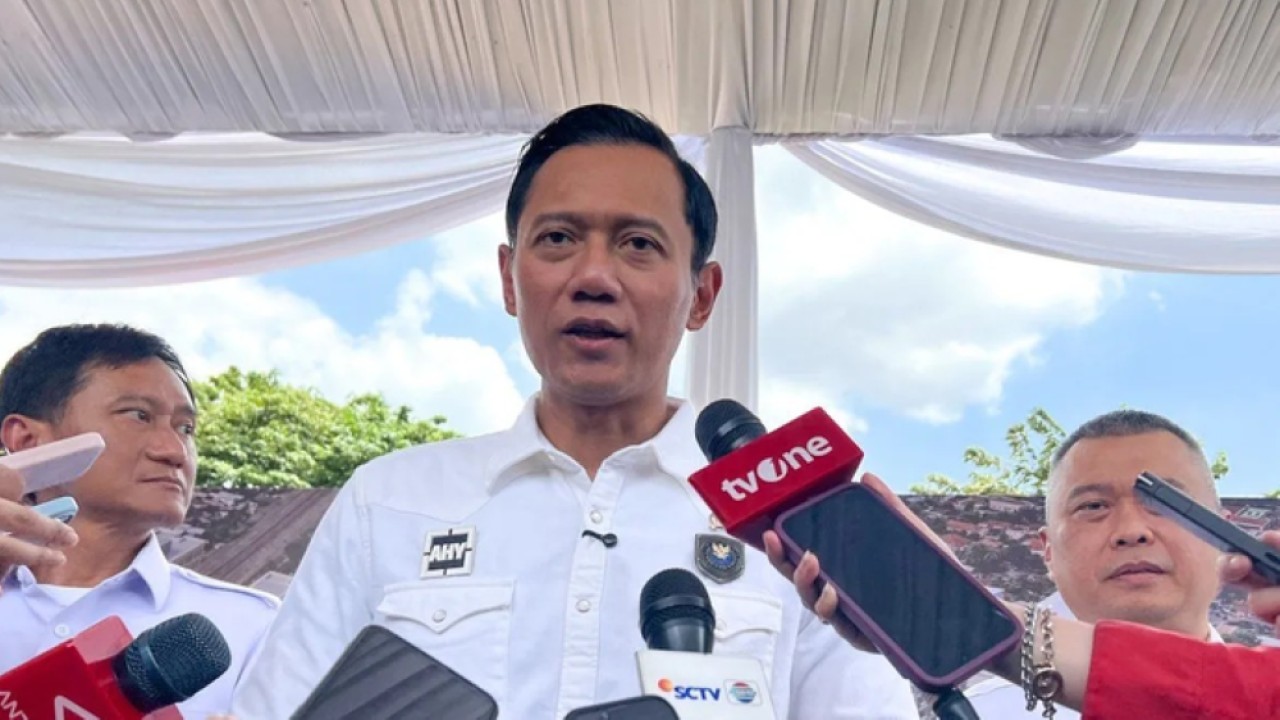 Menteri Koordinator Bidang Infrastruktur dan Pembangunan Kewilayahan Agus Harimurti Yudhoyono (tengah), didampingi Direktur Utama PT KAI Bobby Rasyidin (kiri), Menteri Perhubungan Dudy Purwagandhi (kanan) memberi keterangan kepada awak media usai Pencanangan Pembangunan Hunian Dalam Rangka Mendukung Program 3 Juta Rumah di lahan aset PT Kereta Api Indonesia di kawasan Stasiun Manggarai Jakarta, Senin (16/3/2026). (Foto: ANTARA/Harianto)