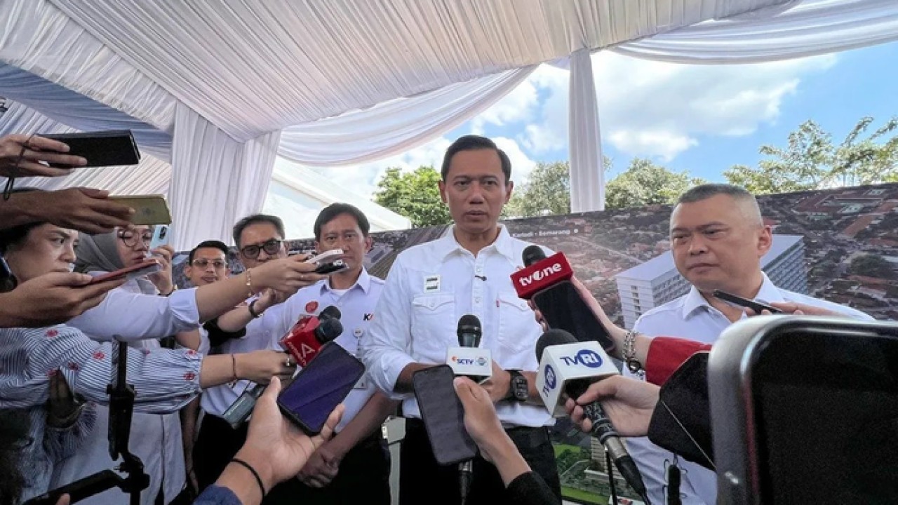 Menteri Koordinator Bidang Infrastruktur dan Pembangunan Kewilayahan Agus Harimurti Yudhoyono (kedua kanan), didampingi Direktur Utama PT KAI Bobby Rasyidin (ketiga kanan), Menteri Perhubungan Dudy Purwagandhi (kanan) memberi keterangan kepada awak media usai Pencanangan Pembangunan Hunian Dalam Rangka Mendukung Program 3 Juta Rumah di lahan aset PT Kereta Api Indonesia di kawasan Stasiun Manggarai Jakarta, Senin 16 Maret 2026. ANTARA/Harianto (Antara)