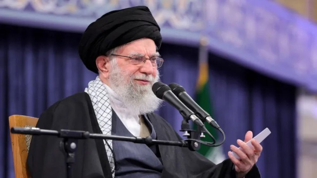 Pemimpin Tertinggi Iran Ayatollah Ali Khamenei, saat pertemuan di Teheran, Iran, pada 17 Februari 2026. (Foto: Kantor Pemimpin Tertinggi Iran/WANA via Reuters)