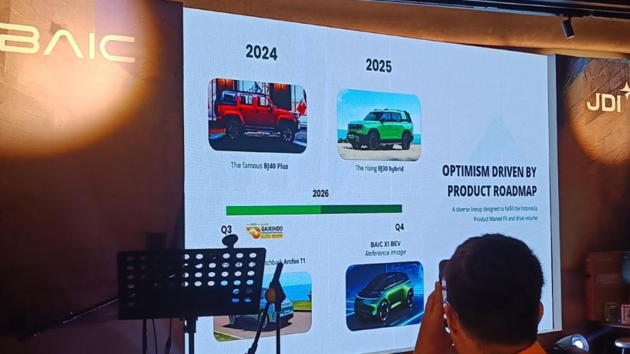 Dua model kendaraan listrik yang akan diperkenalkan BAIC Indonesia adalah Arcfox T1 dan BAIC X1. (Foto: Adiantoro/NTV)