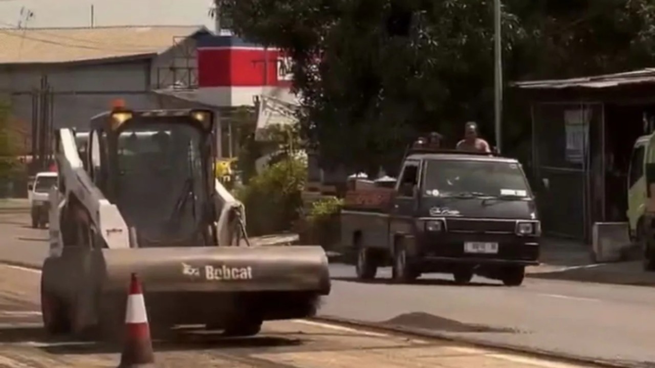 Kementerian Pekerjaan Umum (Kemen PU) memperbaiki lintasan jalur mudik yang mengalami kerusakan di jalur Pantura yang menjadi koridor utama arus mudik 2026, Minggu 1 Maret 2026. ANTARA/HO-Bakom RI (Antara)