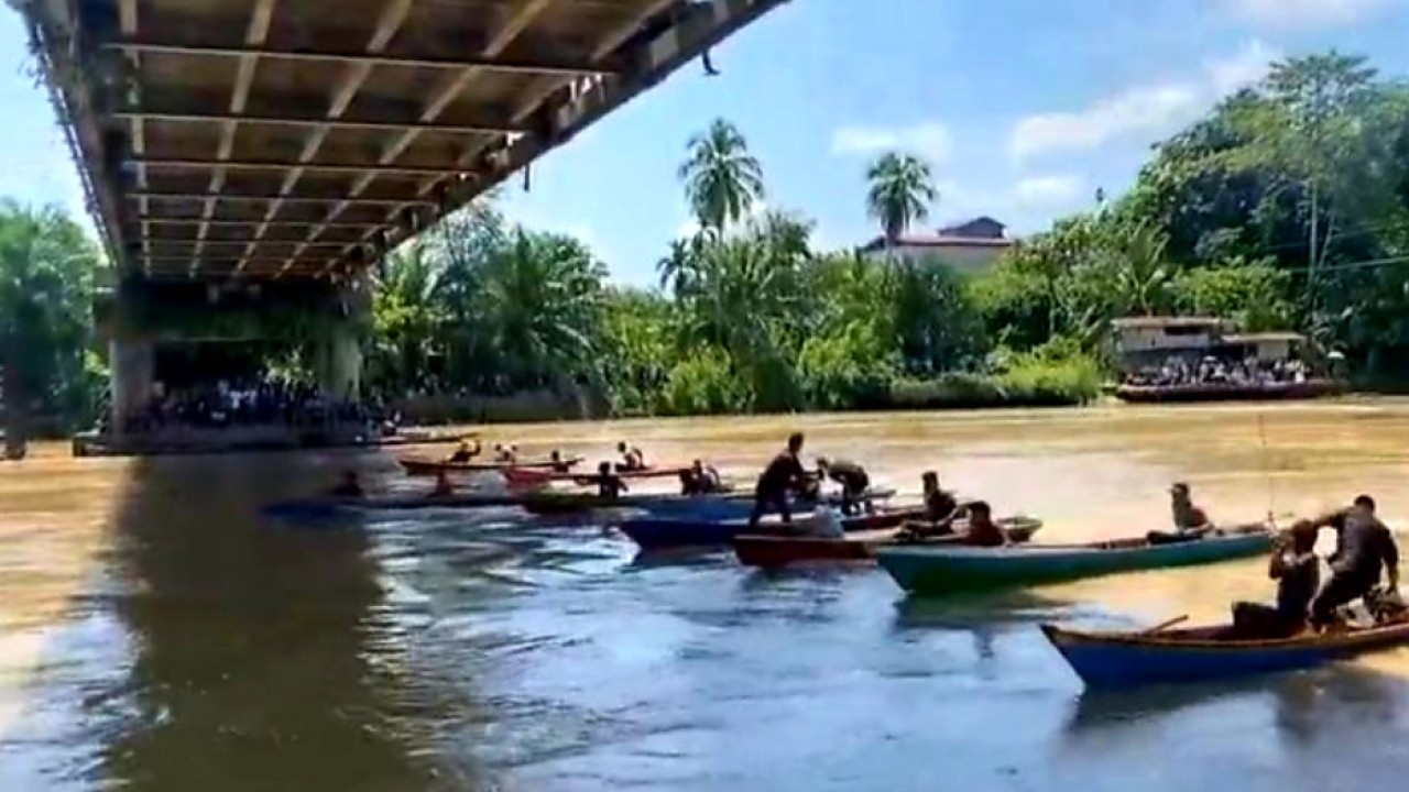 Perlahan pulih dari bencana, masyarakat Rundeng, Subulussalam, Aceh memeriahkan Lebaran dengan Balap Robin di Sungai Lae Soraya. (Istimewa)