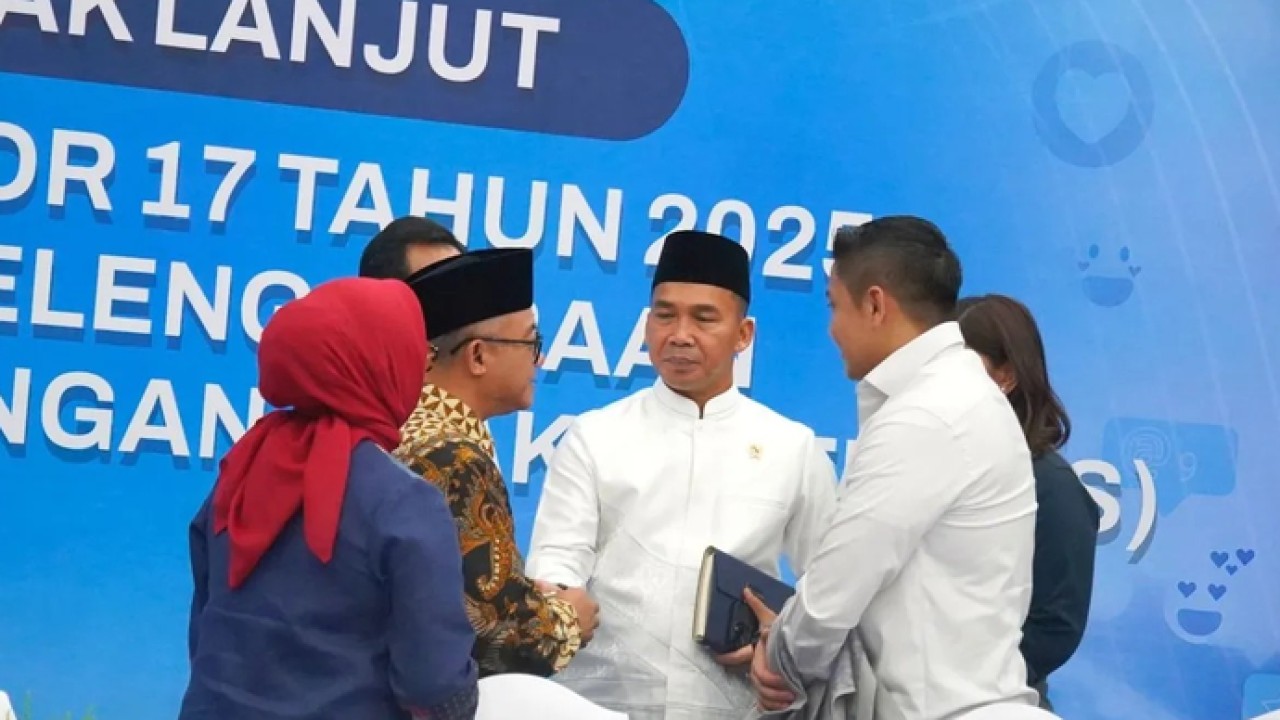 Mendukbangga/Kepala BKKBN Wihaji (tengah) dalam Rapat koordinasi percepatan implementasi PP Tunas yang diselenggarakan di Kantor Kementerian Komunikasi dan Digital (Kemkomdigi), Jakarta, pada Rabu (11/3/2026). ANTARA/HO-Kemendukbangga/BKKBN. (Antara)