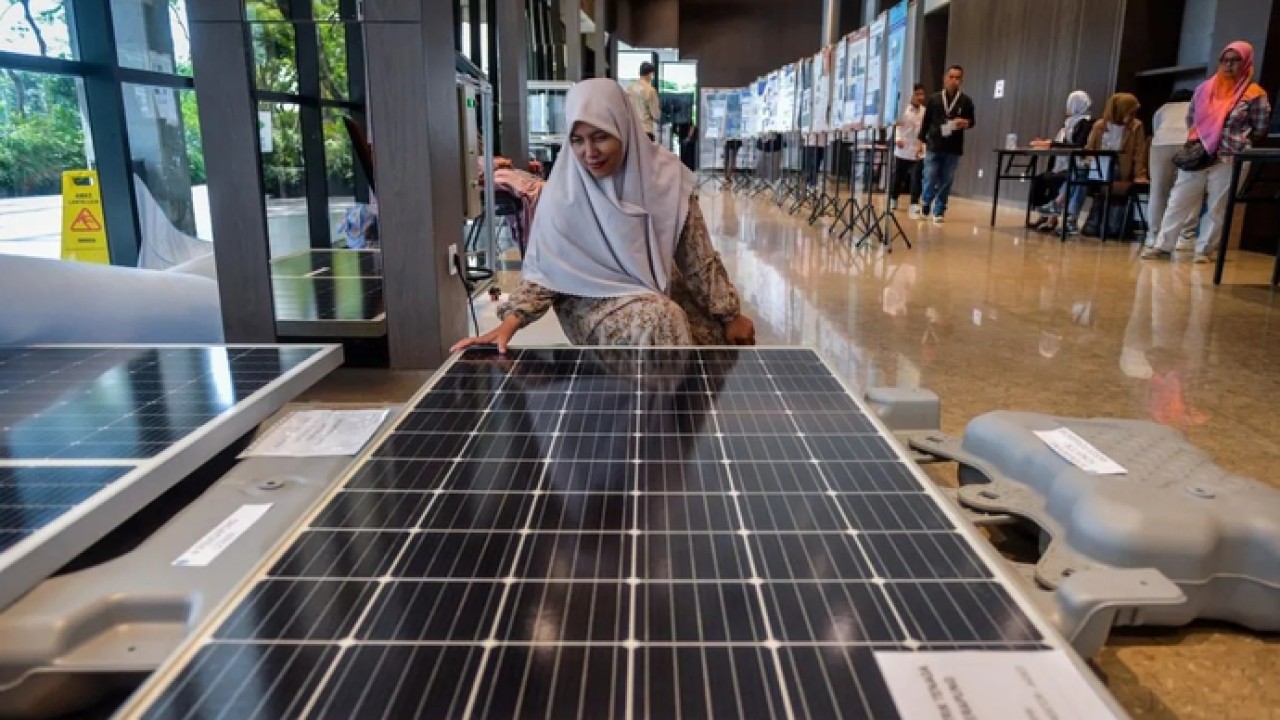 Pengunjung melihat Pembangkit Listrik Tenaga Surya (PLTS) terapung pada pameran Energy Week 2025 di Kabupaten Tangerang, Banten, Rabu (17/12/2025). Pameran bertema Inovasi Teknologi Konversi Energi sebagai Pendorong Transisi Berkelanjutan untuk Kemandirian Bangsa yang merupakan hasil karya periset Badan Riset dan Inovasi Nasional (BRIN) tersebut guna mendorong pengembangan teknologi energi berkelanjutan dan berdaya saing global. ANTARA FOTO/Putra M. Akbar/bar (Antara)