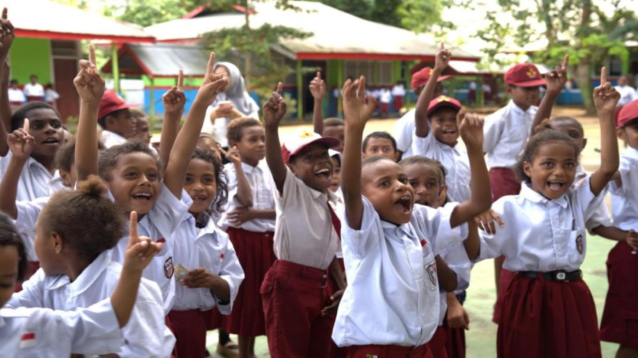 Para siswa SD Inpres Gudang Arang Merauke, Papua Selatan, tampak antusias menanti pembagian paket perlengkapan sekolah berupa tas dan alat tulis dari Danantara Indonesia dan PLN. (Foto: Dok/Istimewa)